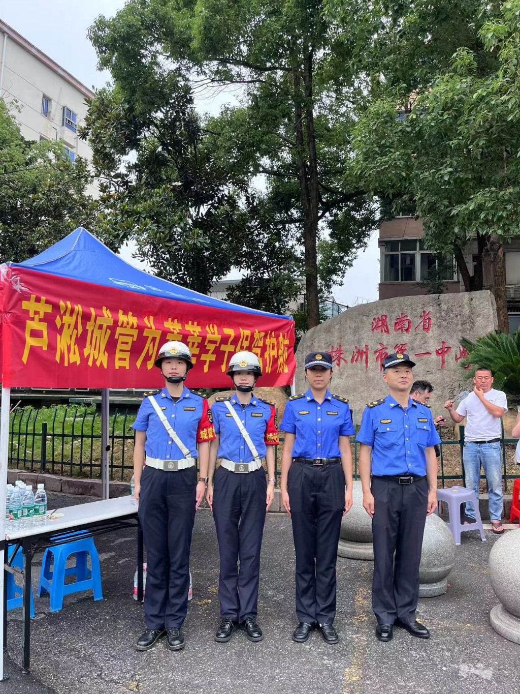 芦淞城管暖心护考 为广大考生保驾护航