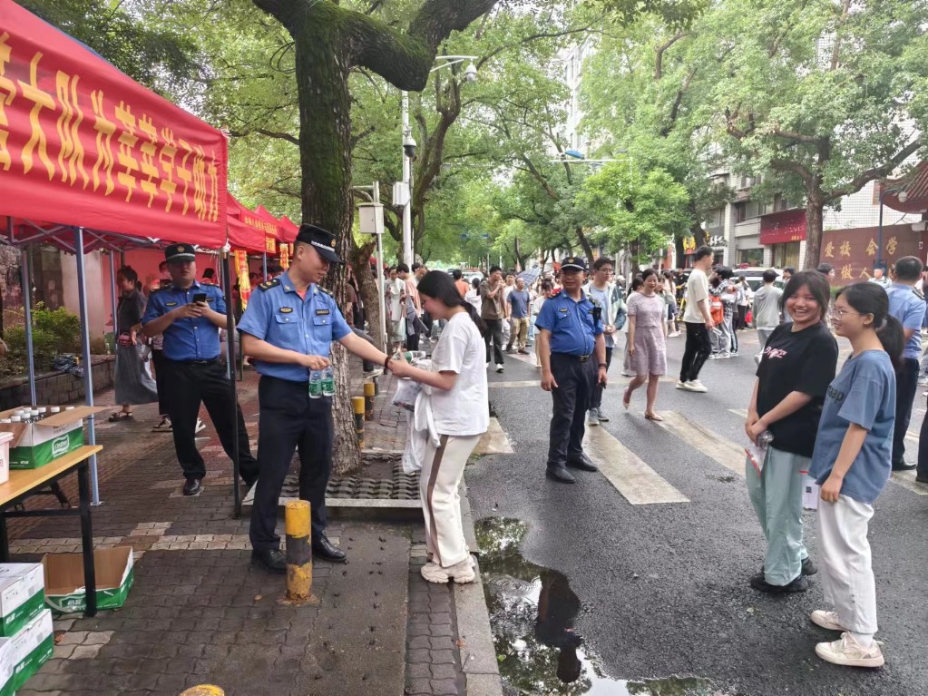 芦淞城管暖心护考 为广大考生保驾护航