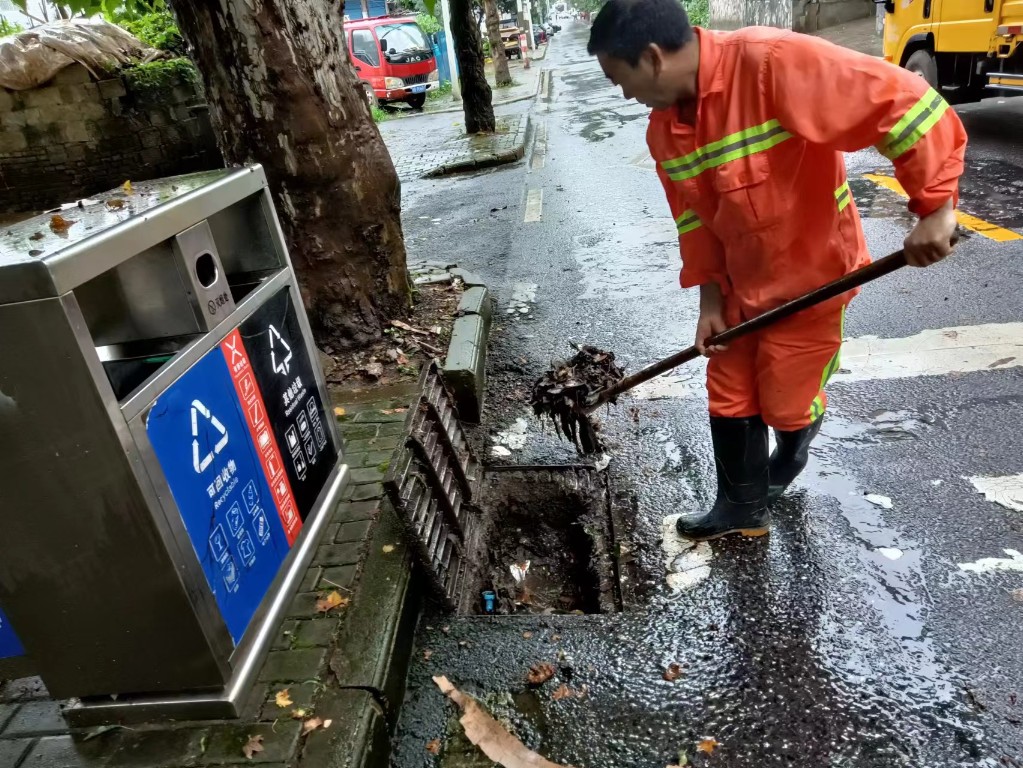 石峰市政：闻“汛”而动 筑牢防汛“安全堤”