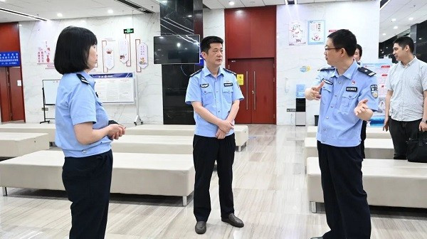 市公安局开展“一把手走流程”活动