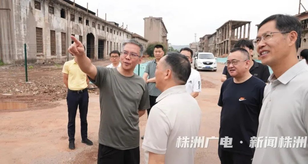 曹慧泉在石峰区暗访督导这项工作