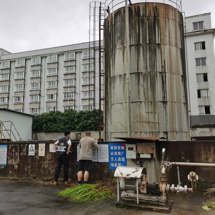 区应急局开展对危险化学品企业防汛检查