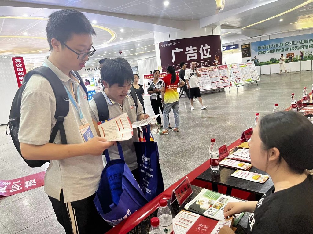 芦淞区民政局开展“安全生产月”咨询日活动