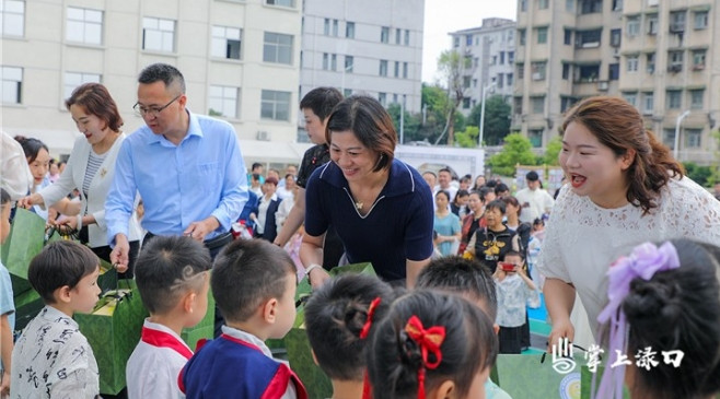 与孩子们共庆“六一” 赖晓智向全区少年儿童致以节日祝福