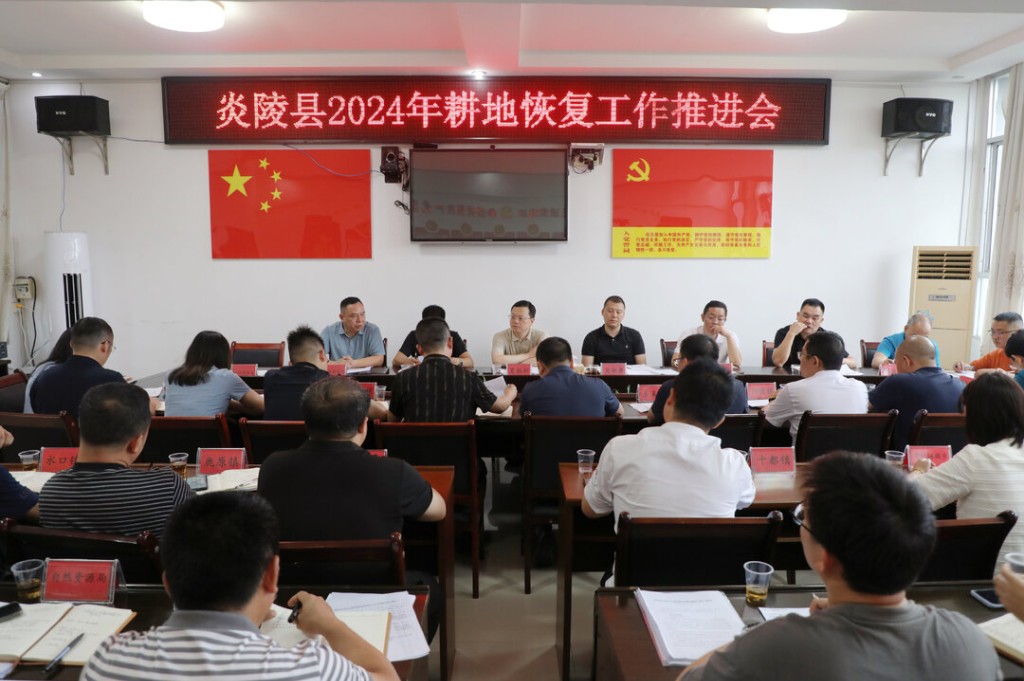 夏胜利带队调研耕地恢复工作并召开现场观摩会