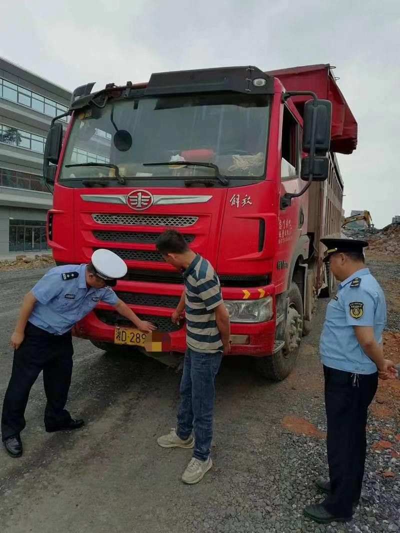货车故意遮挡号牌，株洲路警联合查处