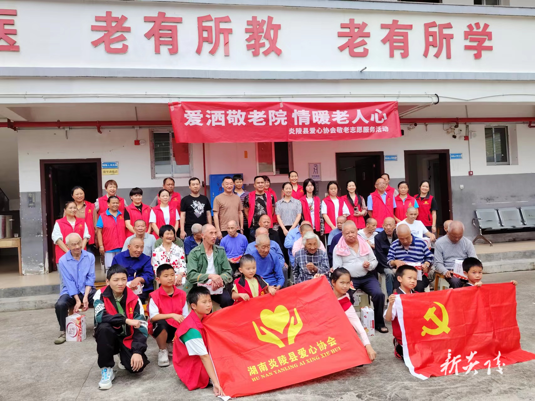 县民政局：情系端午节 爱洒敬老院 情暖老人心