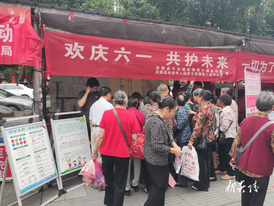 县民政局开展“欢庆六一，共护未来”集中宣传活动