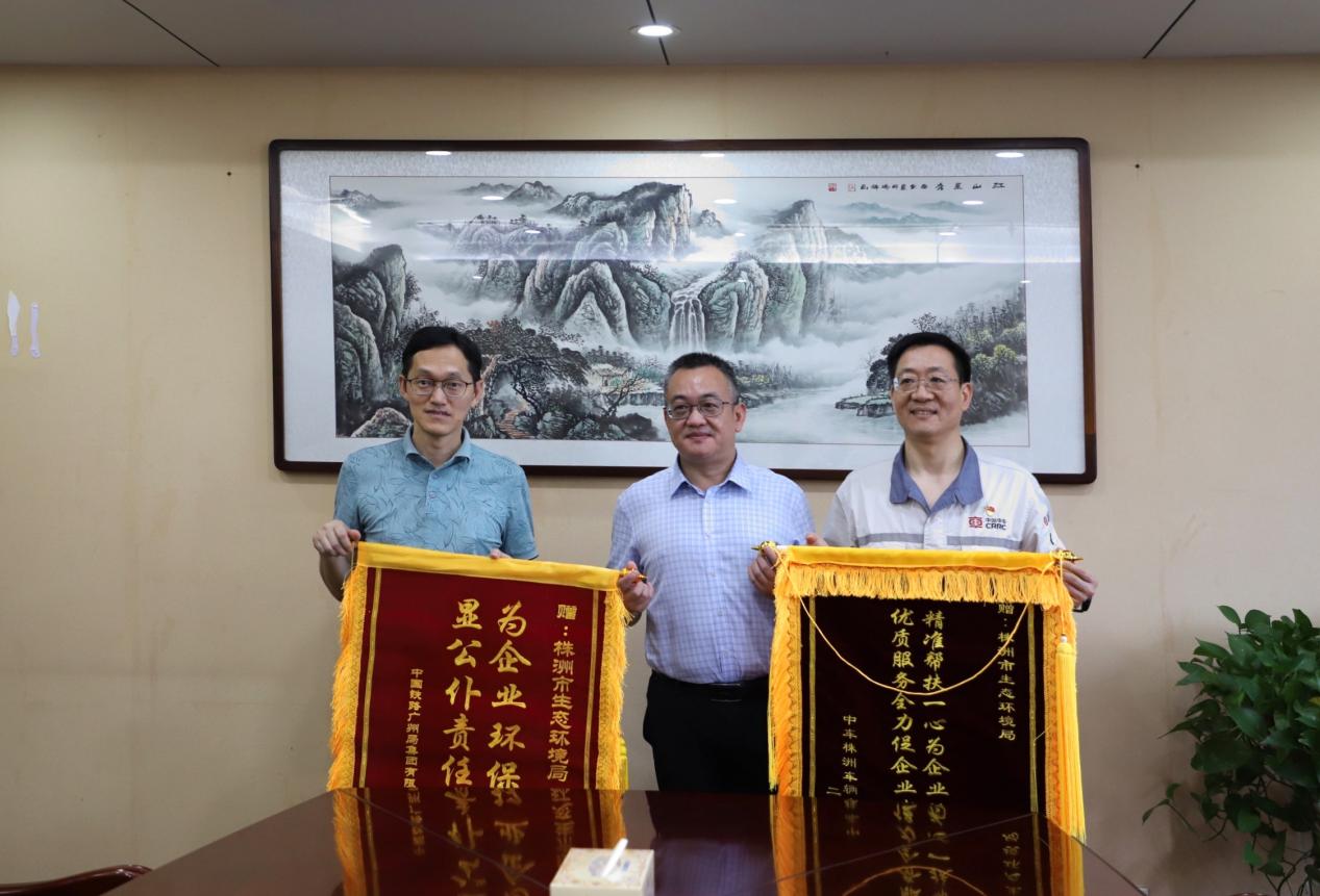 两家企业送锦旗来啦！