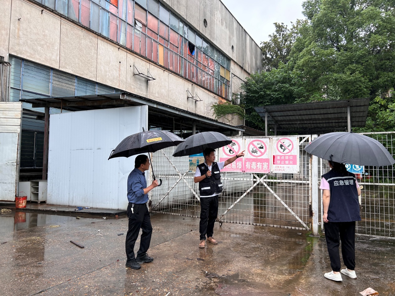 区应急局开展对危险化学品企业防汛检查