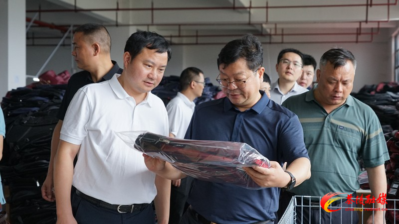 杨红兵深入企业调研解难题