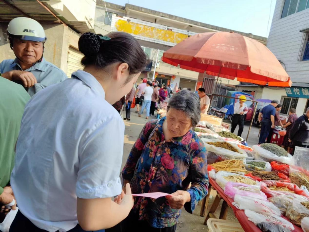 龙潭镇进集市开展就业、社保宣传活动