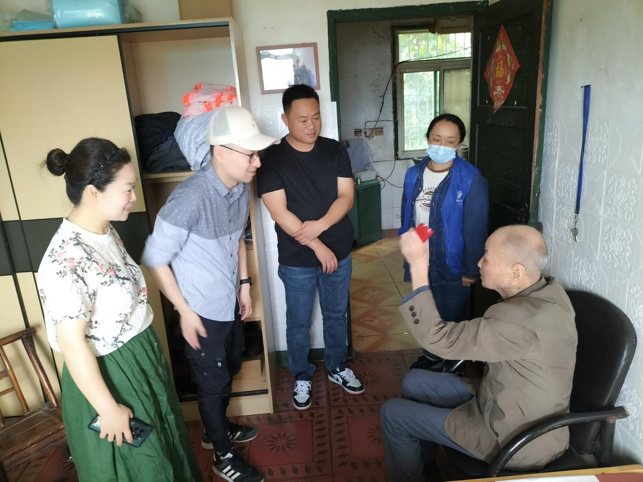 铜塘湾街道走访退伍军人——参观 九旬抗美援朝老兵的“老物件”