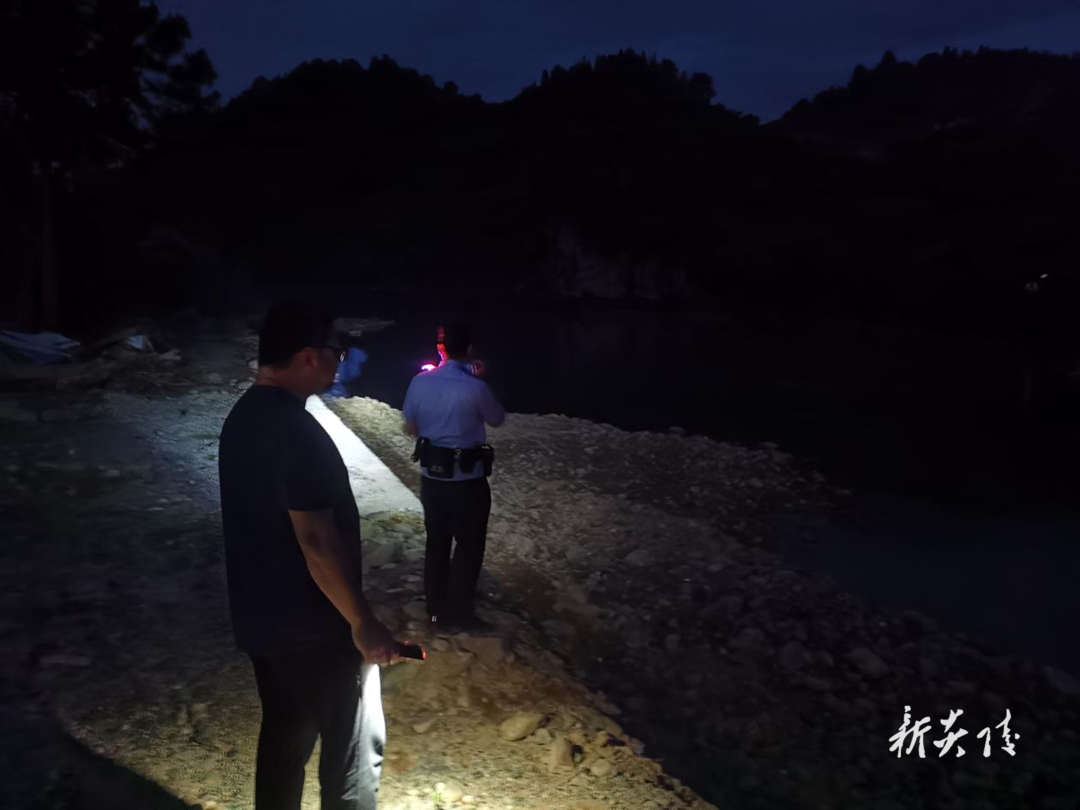鹿原镇开展“河长 警长”联合巡河行动