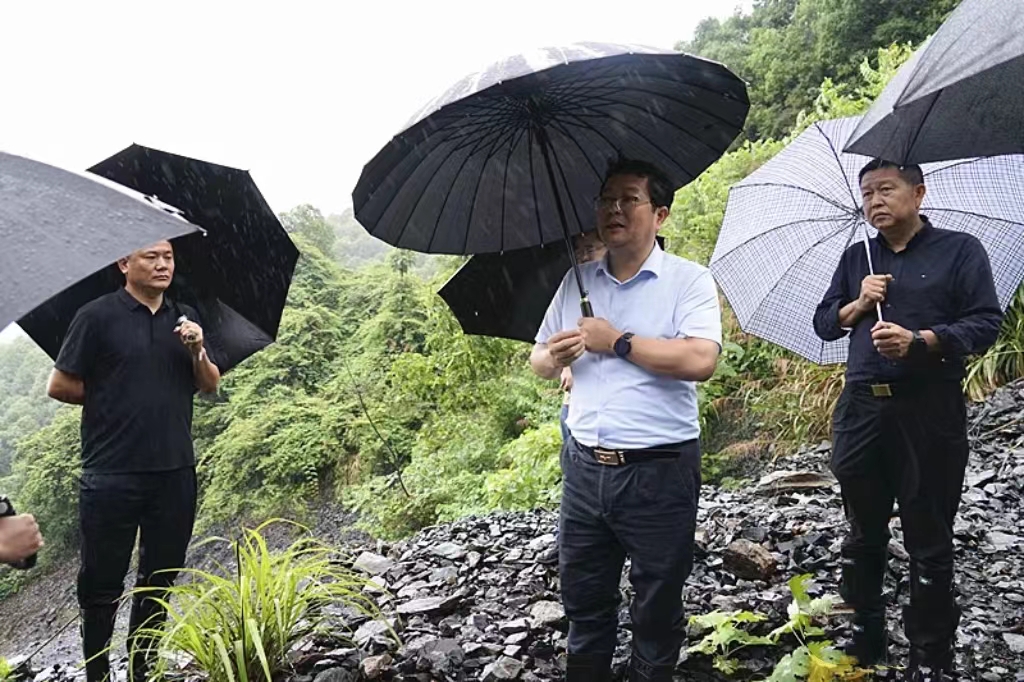 杨红兵带队深入思聪街道督导中央环保督察交办信访件办理工作