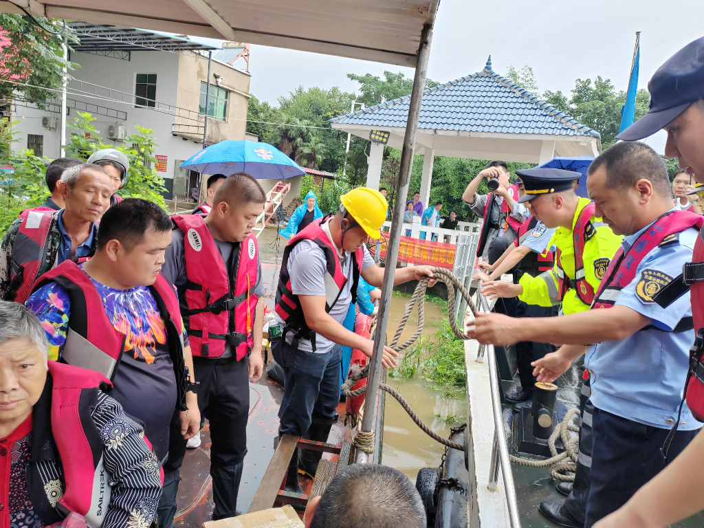 湘江水位上涨 株洲交通部门紧急转移古桑洲受灾群众