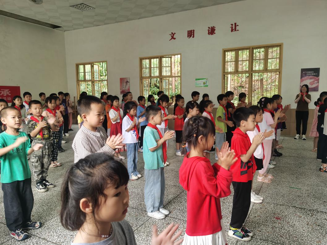 “青”心呵护，守“未”成长丨 民盟渌口区总支一行赴龙潭镇龙潭小学开展农村教育烛光行动助学活动