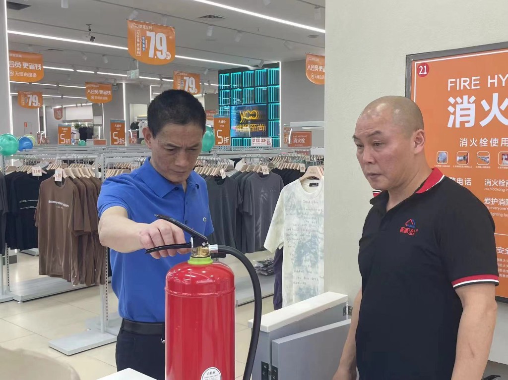 省商务厅曾海平组长带队赴株洲市开展商贸领域安全生产督导检查工作
