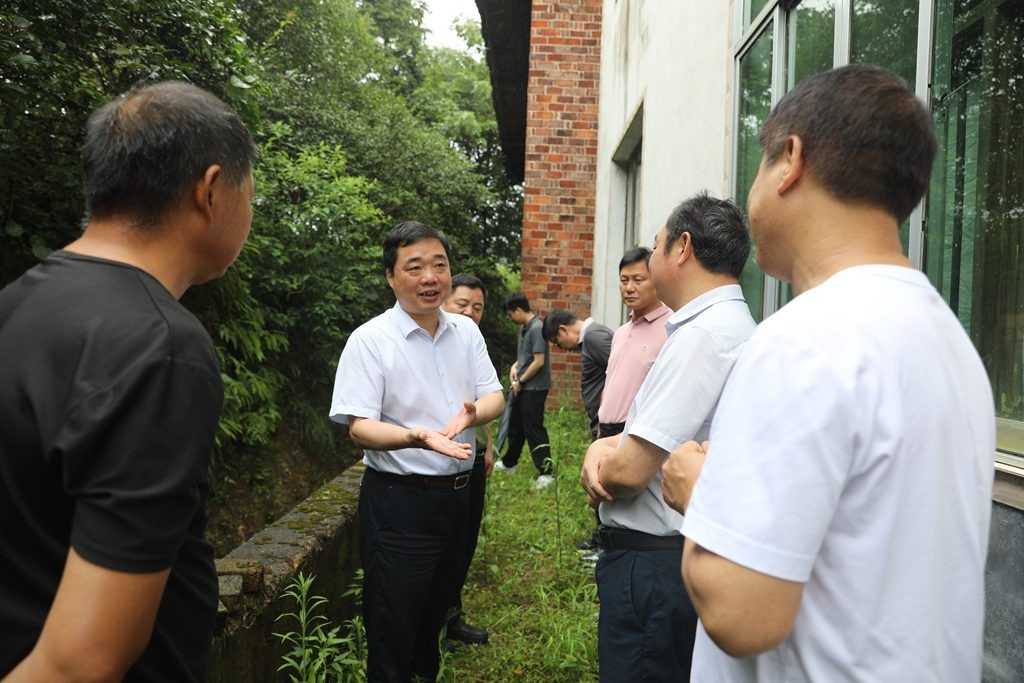 李鹏程到丫江桥镇督导防汛抗灾工作 强调：打好防汛减灾“主动仗” 筑牢群众安全“防护网”