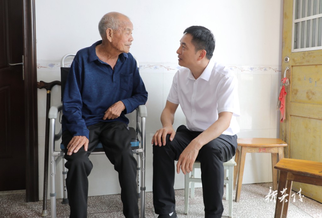 “七一”前夕 尹朝晖看望慰问老党员