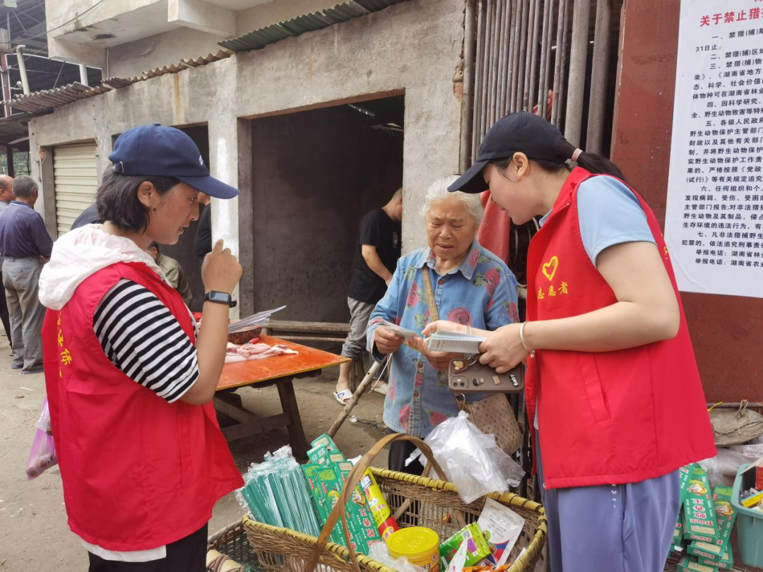 龙潭镇进集市开展就业、社保宣传活动