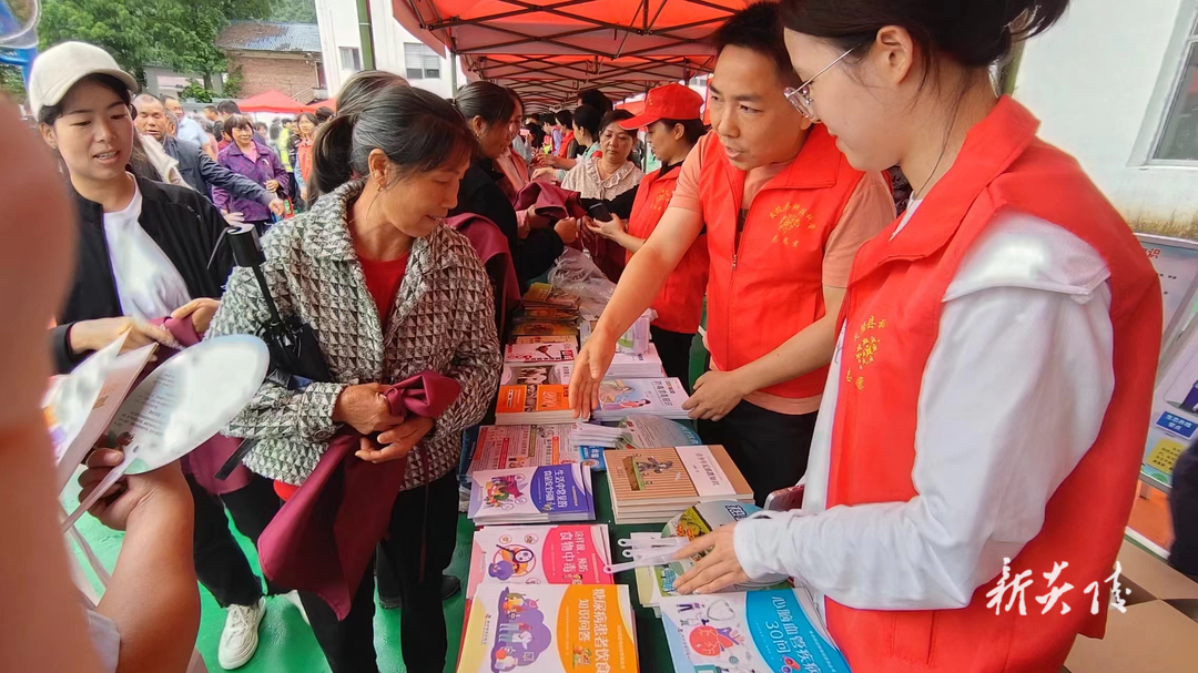 县科协开展科技“三下乡”志愿服务活动