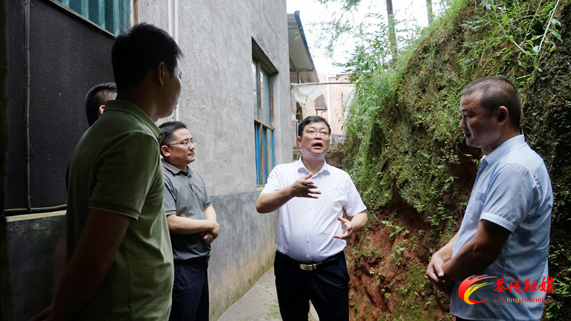 杨红兵督导地质灾害防范工作