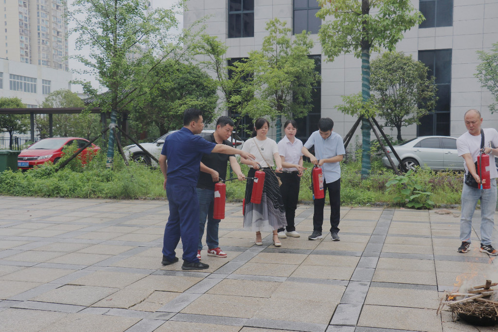 时刻紧绷安全弦 强化安全责任感 ----株洲市民政局组织2024年上半年民政系统消防安全培训