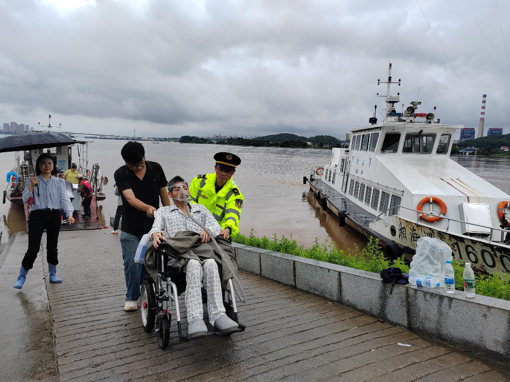 湘江水位上涨 株洲交通部门紧急转移古桑洲受灾群众