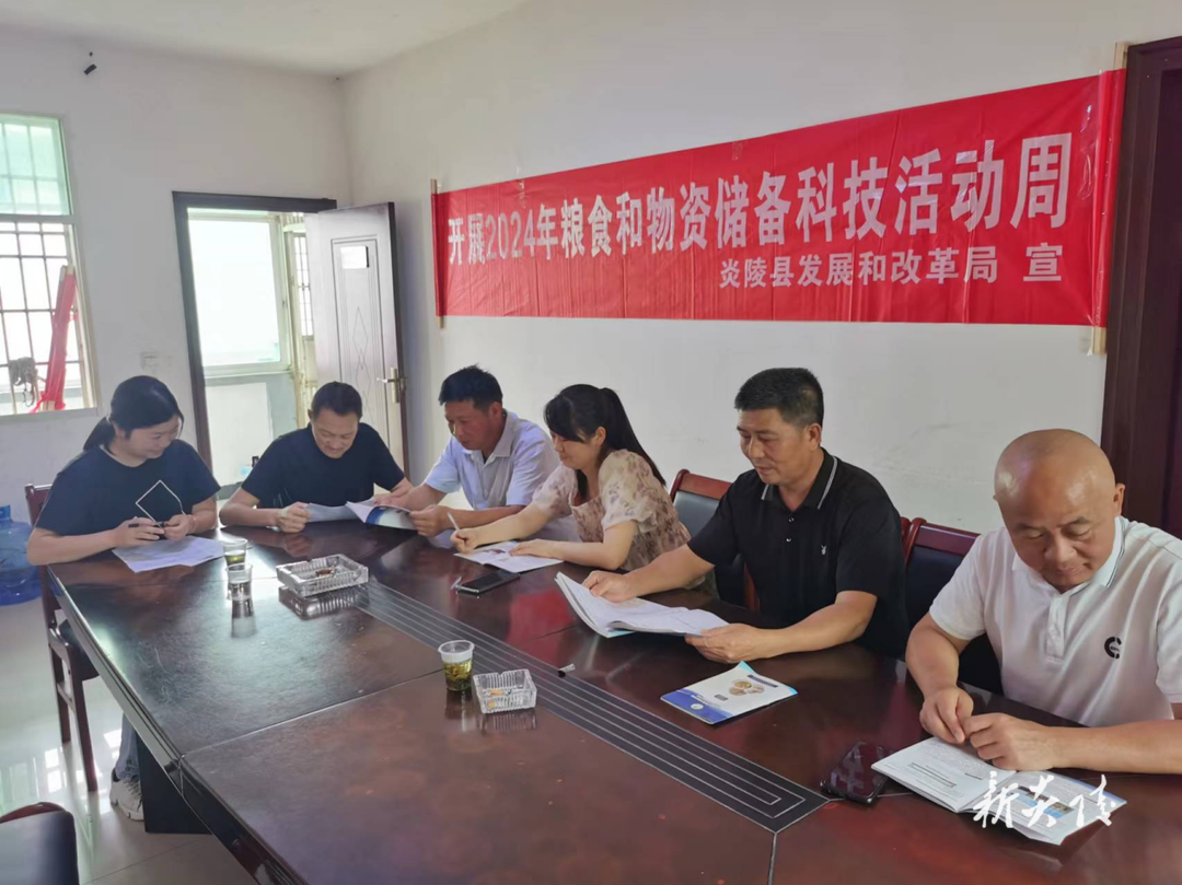 县发展和改革局多形式开展粮食科技活动周宣传活动