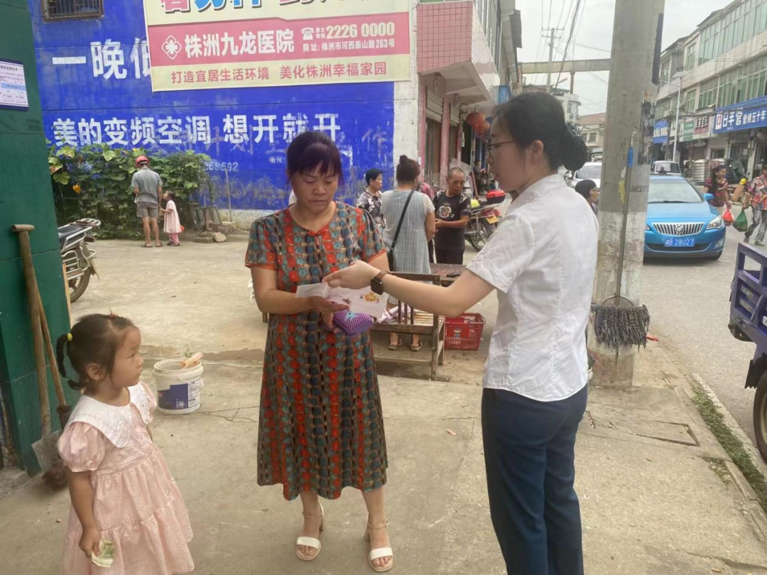 龙潭镇进集市开展就业、社保宣传活动