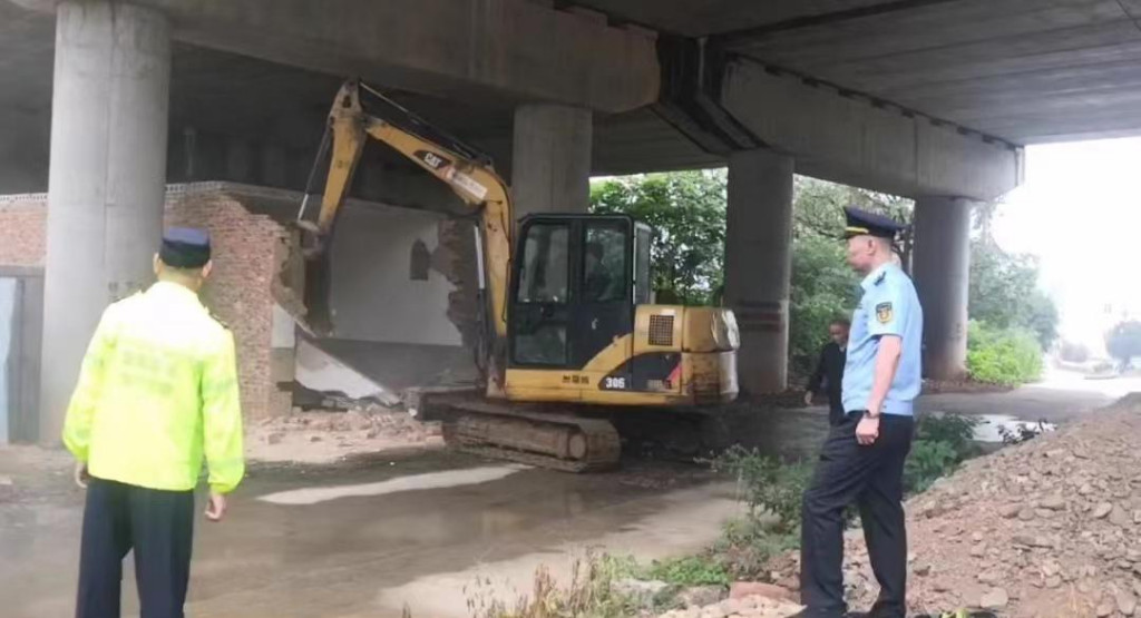 践行安全生产月行动  联合拆除桥下建筑物