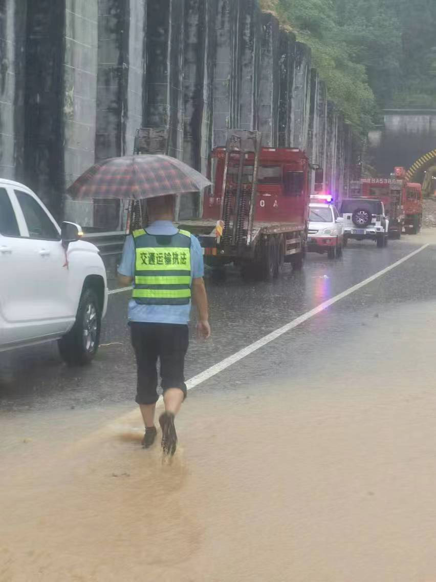 株洲高速公路路政执法人员坚守一线处置险情保畅通