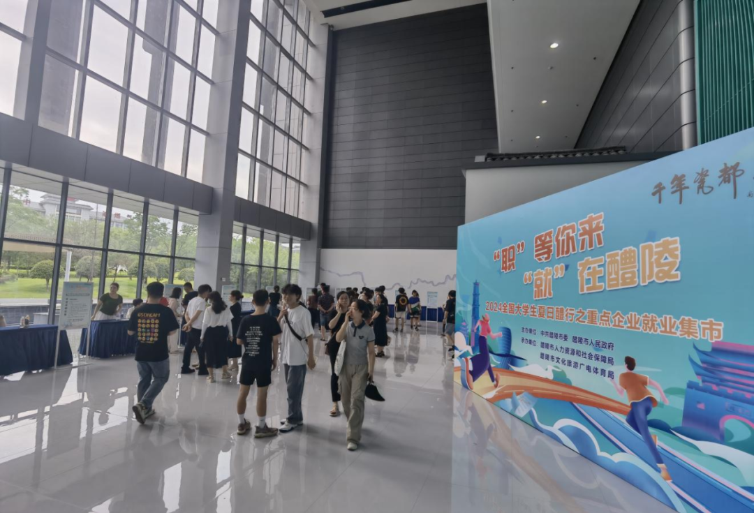 瓷都绽放青春光彩         “职等你来”就业集市迎来热潮