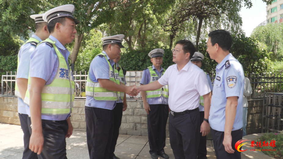 杨红兵带队看望慰问一线执勤交警