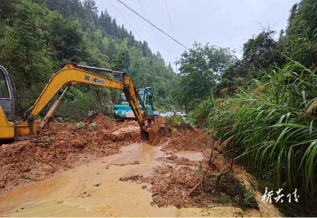 县交通事务中心积极应对防汛 确保道路安全通畅