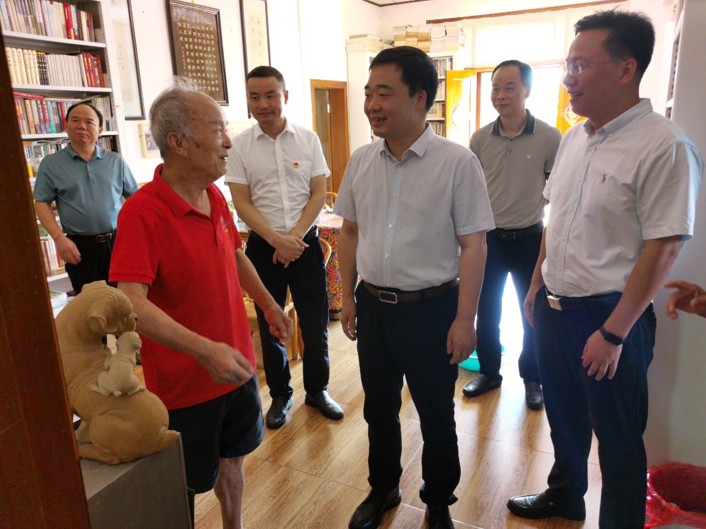 庆“八一”：李鹏程走访慰问退役军人和部队官兵