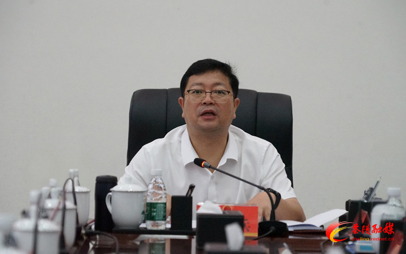 杨红兵主持召开县十八届人民政府党组会议
