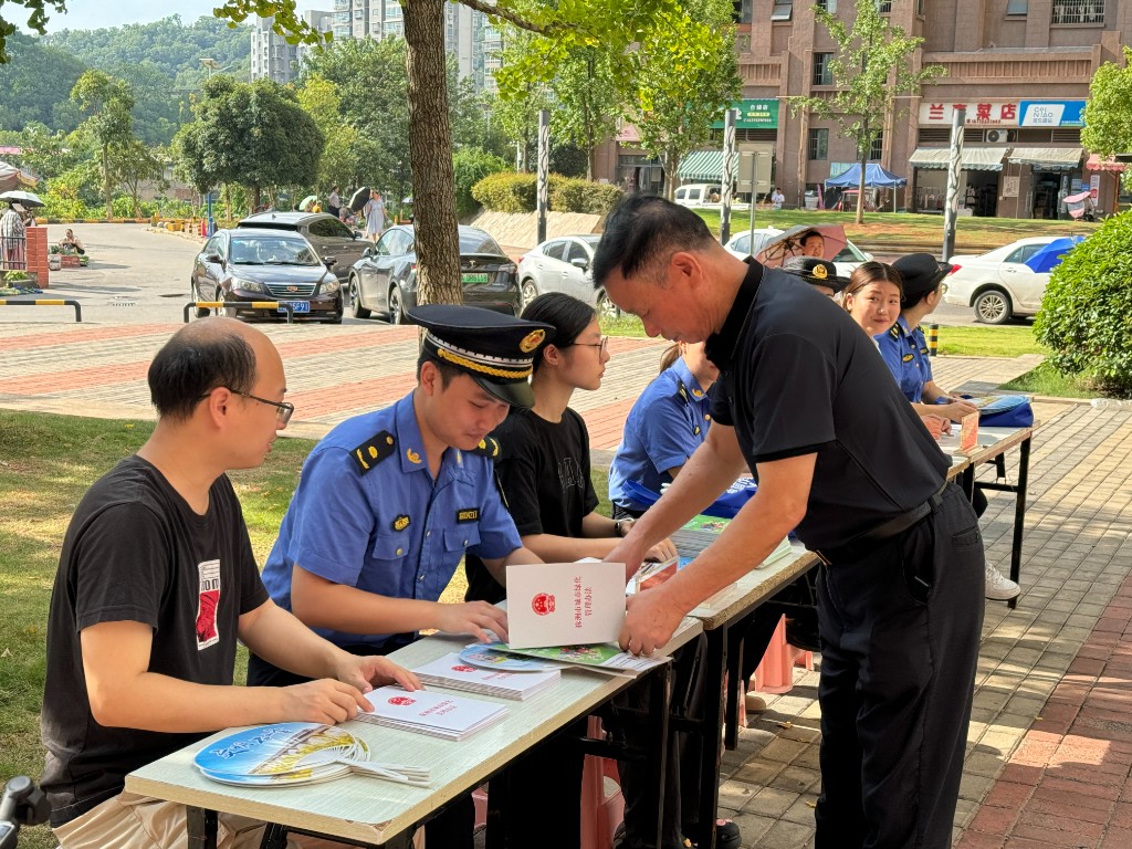 石峰区：城市管理进社区 服务群众零距离