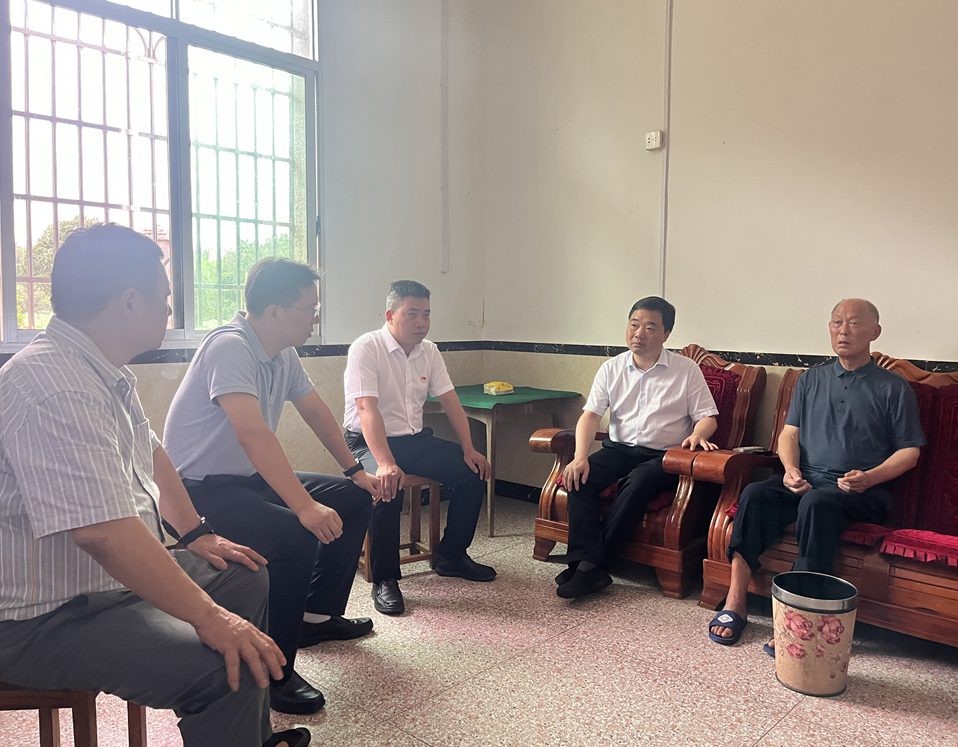 李鹏程走访慰问困难党员