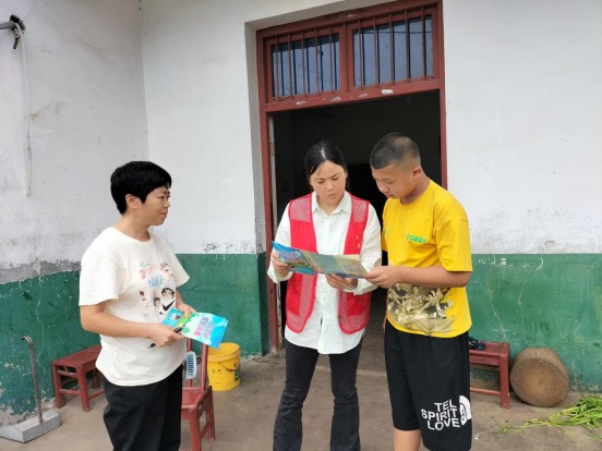清水塘街道大冲村开展入户防溺水安全宣传活动