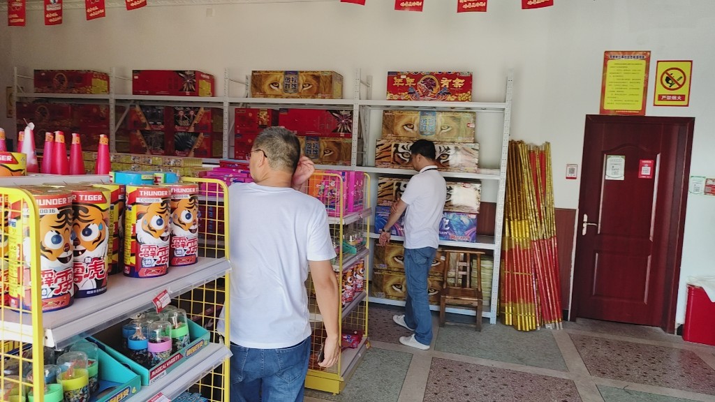 石峰区对烟花爆竹门店进行督查   依法处理隐患