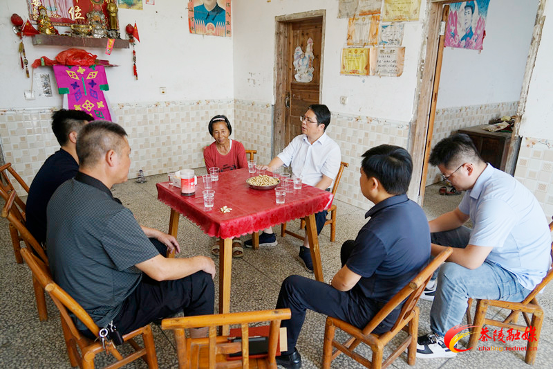 邓元连到严塘镇看望慰问乡村振兴“双结双促”对象