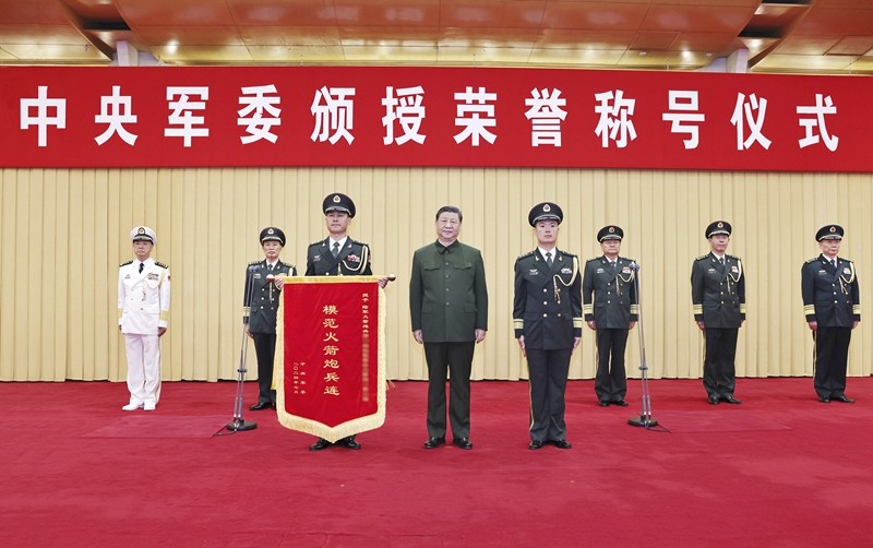 中央军委举行荣誉称号颁授仪式 习近平向获得荣誉称号的单位颁授奖旗