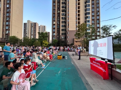 红色露天电影进小区，共享邻里好时光