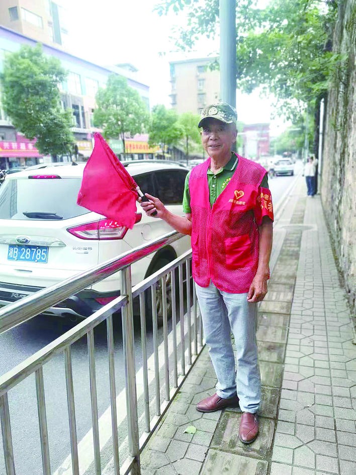 株洲荷塘：“老兵护学岗”3年来风雨无阻护学子