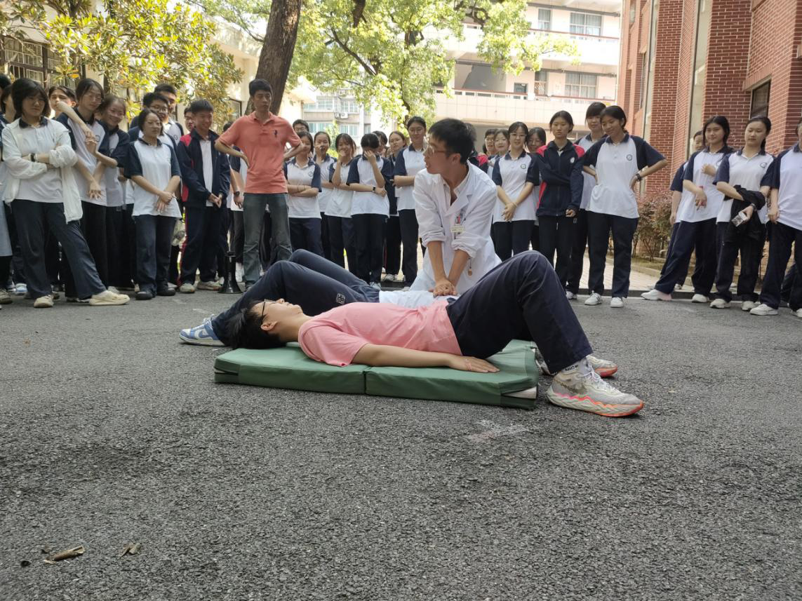校家社携手共育 守护青春助成长