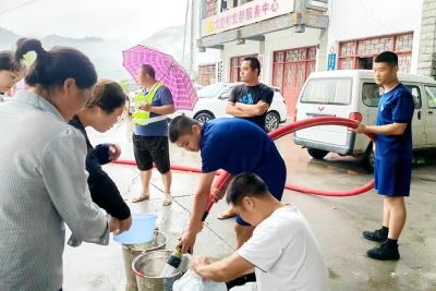 炎陵：党员干部鏖战风雨 筑牢防汛救灾“铜墙铁壁”
