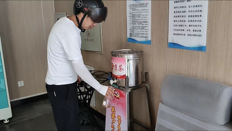 芦淞环卫关爱户外劳动者 ，“小驿站”释放“大温暖”