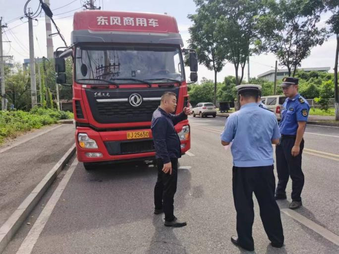 株洲石峰区路警联合治超 查处违法超限超载货车600余台